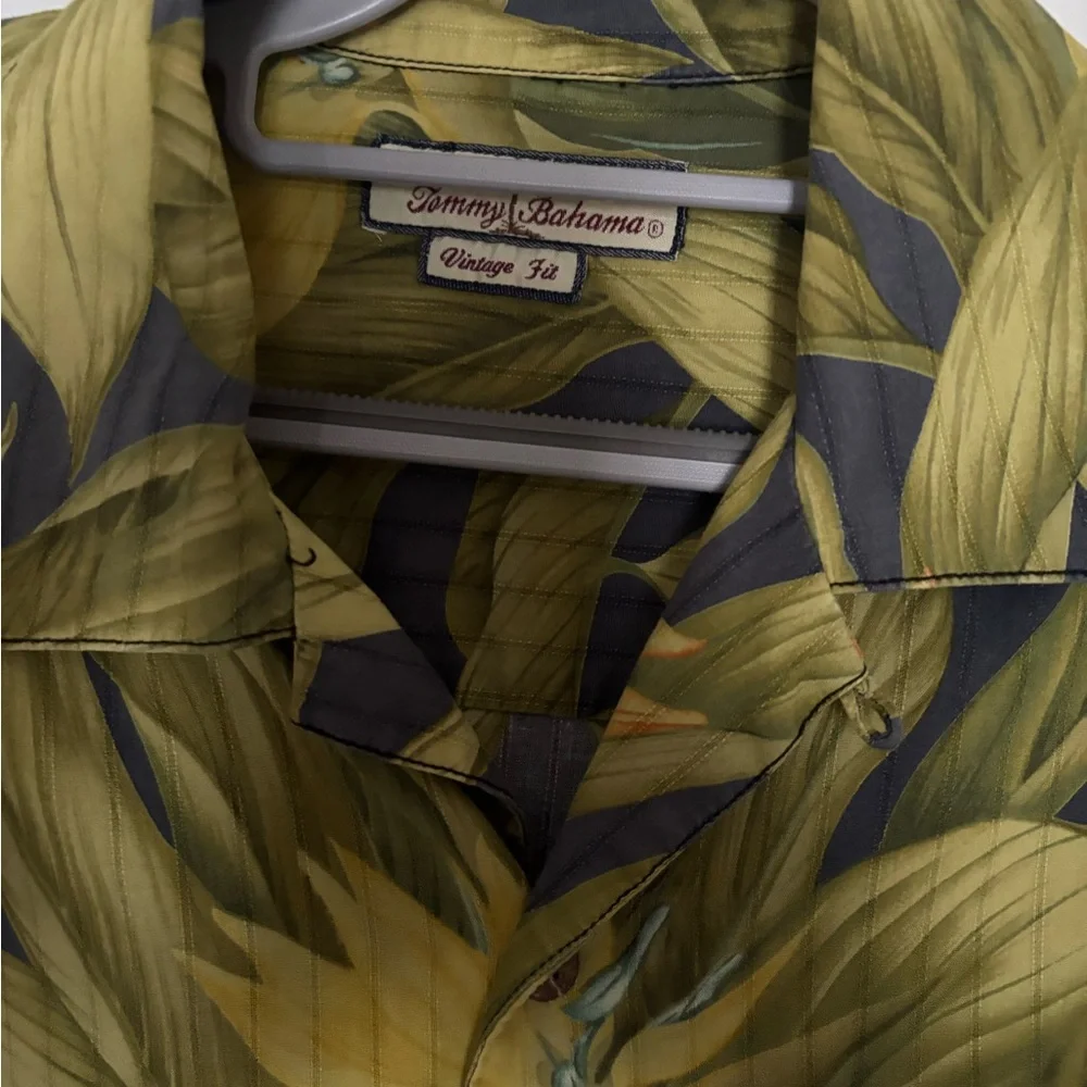 Tommy Bahama Hawaiian Print 100% Cotton Men’s Button Down Shirt - Picture 2 of 2